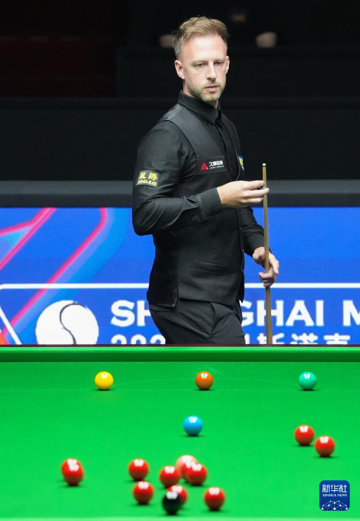 太阳报：弗格森和前曼联员工聚餐，离开前与一曼联球迷合影