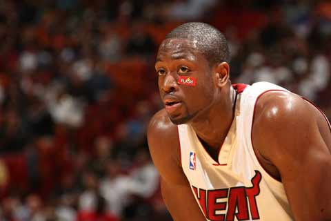 老鹰客战雄鹿！特伦斯-曼恩末节领到个人第二T被驱逐出场.